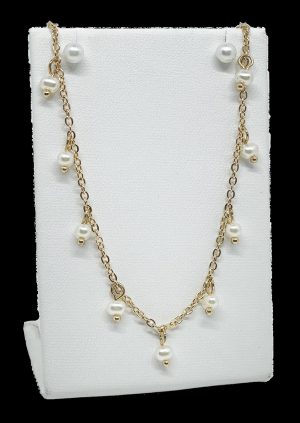 Set de collar y aretes dorados con perlas