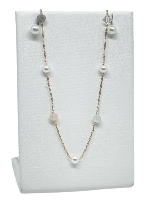 Set de collar y aretes dorados y perlas blancas