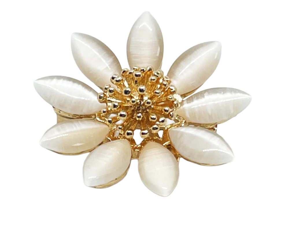 Prendedor blanco con dorado de flor