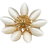Prendedor blanco con dorado de flor