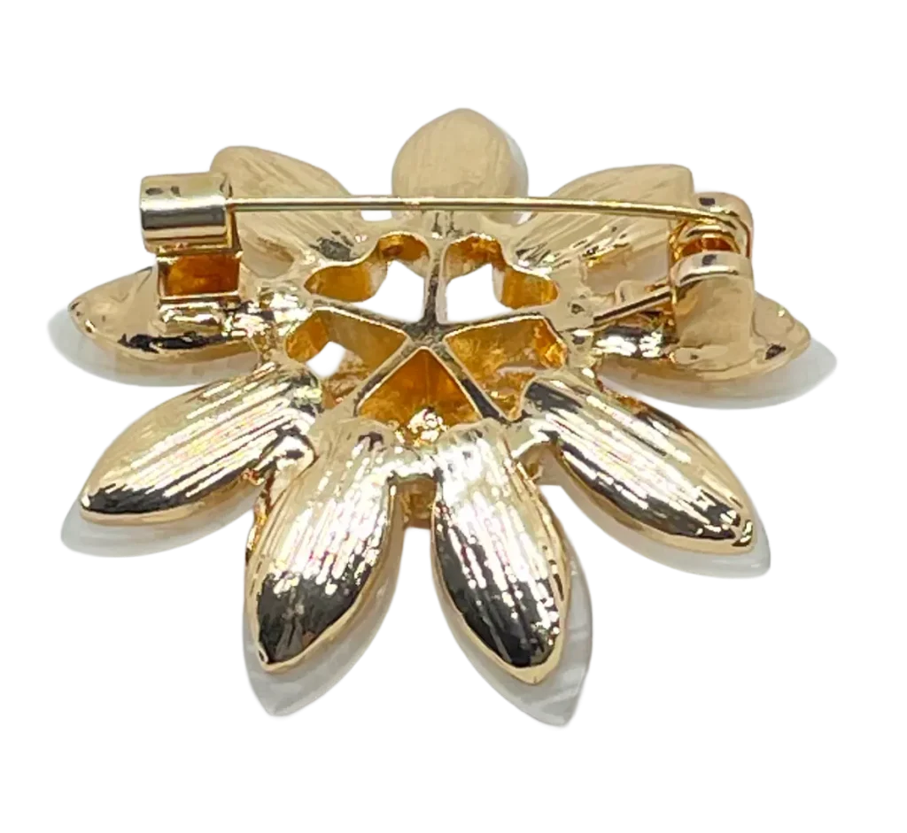 Prendedor blanco con dorado de flor-gallery-0