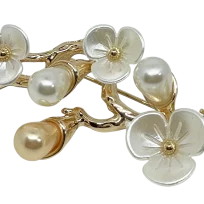 Prendedor dorado y beige con florecitas
