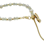 Pulsera dorada ajustable con perlas blancas y dije de mariposa-gallery-0