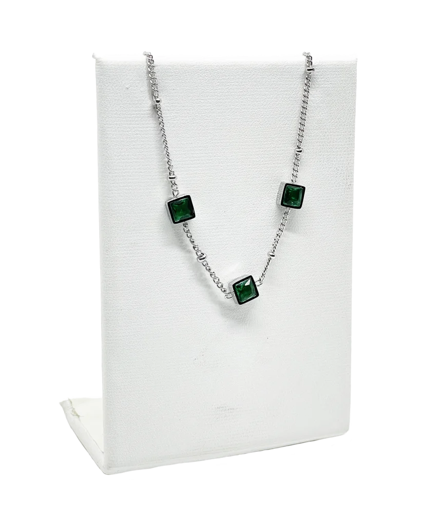 Cadena plateada de acero inoxidable con brillantitos verdes Cadena plateada de acero inoxidable con brillantitos verdes