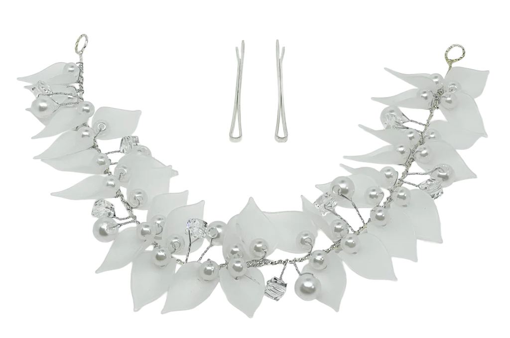 Enredadera blanca con hojas y perlas