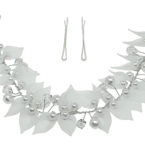 Enredadera blanca con hojas y perlas