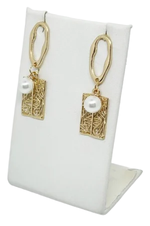 Aretes dorados con perla