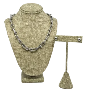 Juego de collar y aretes en metal plateado