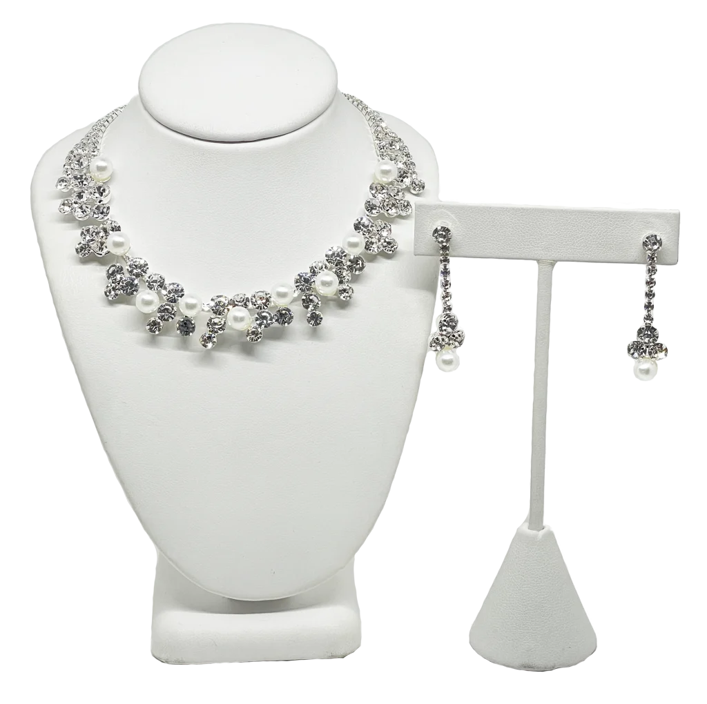 Set collar y aretes de brillantitos plateados con perlas Set collar y aretes de brillantitos plateados con perlas