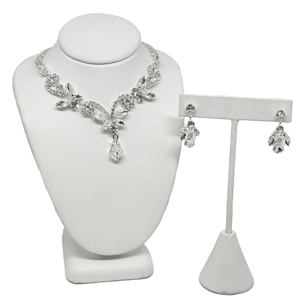 Set de collar y aretes plateados de brillantitos