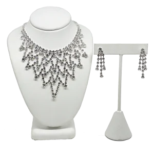 Set de collar y aretes plateados de brillantitos