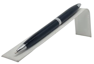 Lapicero de metal negro con plateado