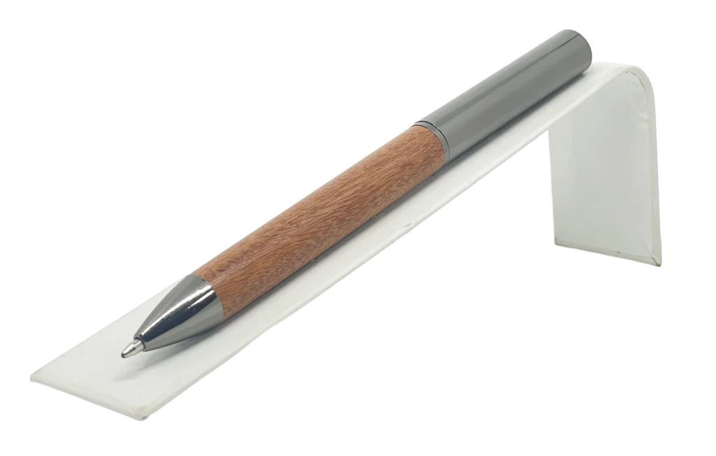 Lapicero de metal y madera