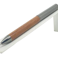 Lapicero de metal y madera