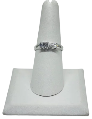 Anillo ajustable plateado con brillantitos