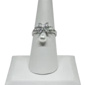 Anillo ajustable plateado con brillantitos y perla