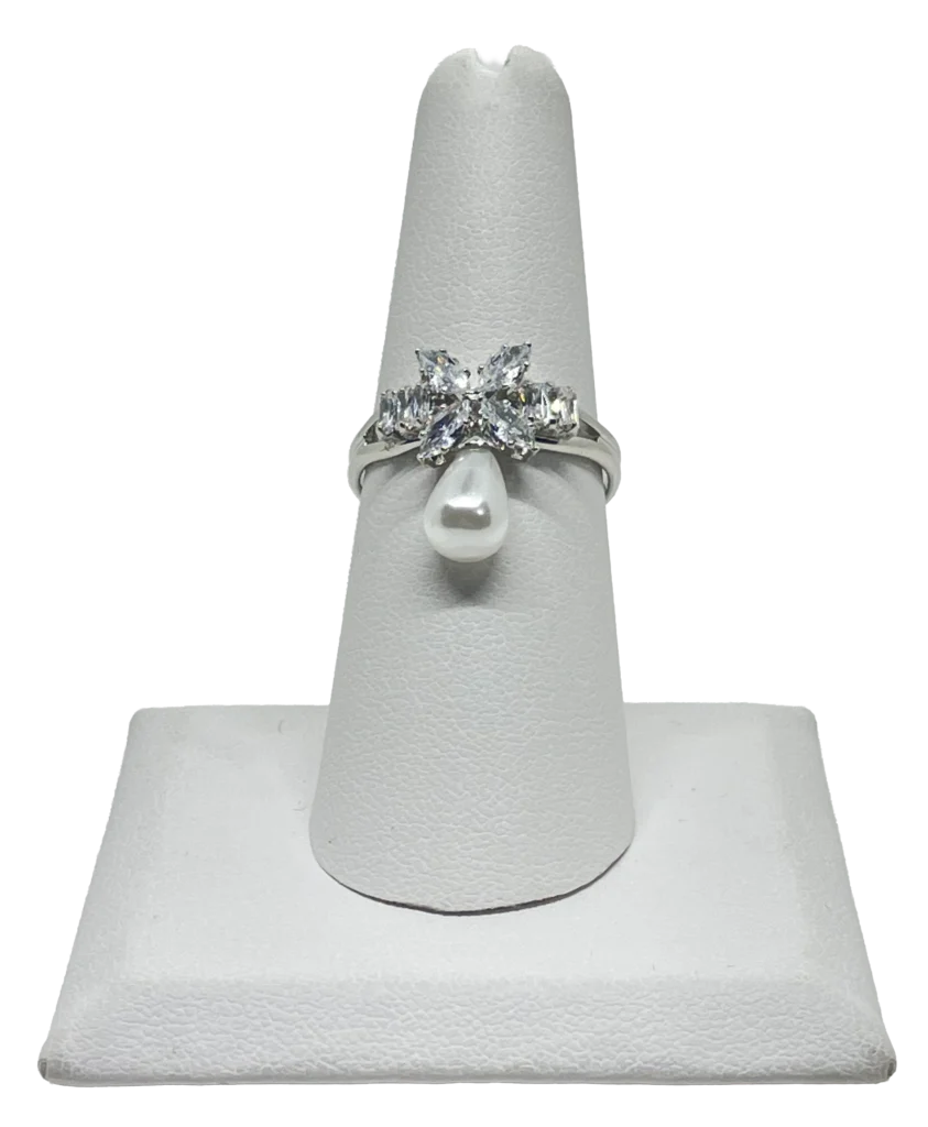 Anillo ajustable plateado con brillantitos y perla