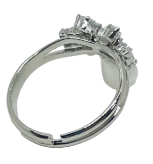Anillo ajustable plateado con brillantitos y perla-gallery-0