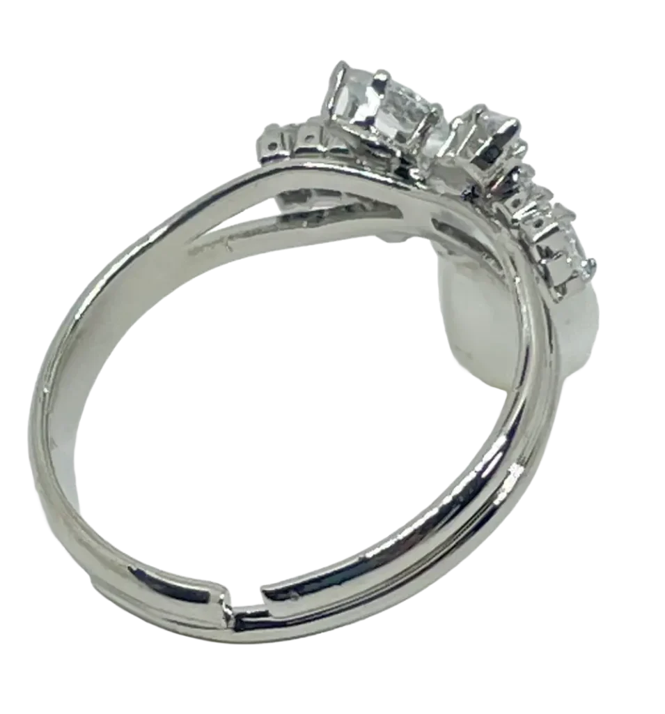 Anillo ajustable plateado con brillantitos y perla-gallery-0