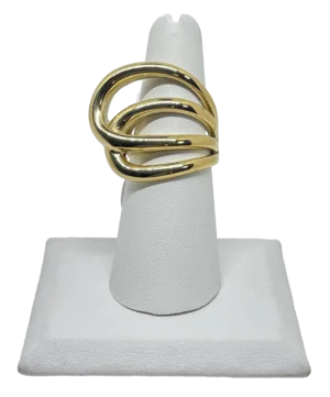 Anillo dorado de acero