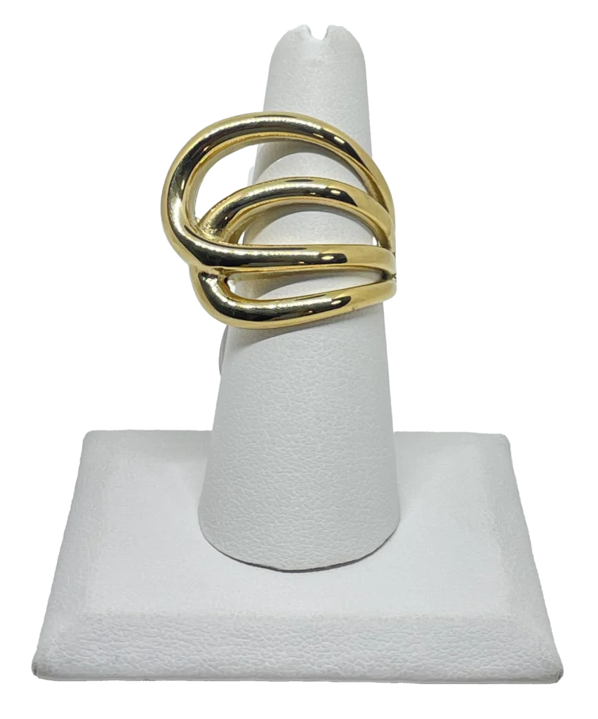 Anillo dorado de acero