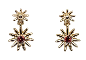 Aretes dorados de rodio con brillantito rojo