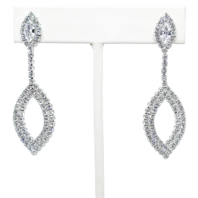 Aretes plateados de metal con brillantitos