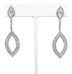Aretes plateados de metal con brillantitos