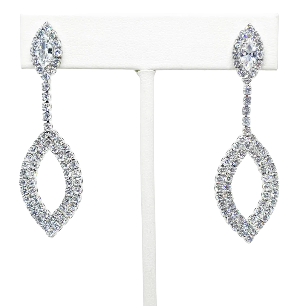 Aretes plateados de metal con brillantitos