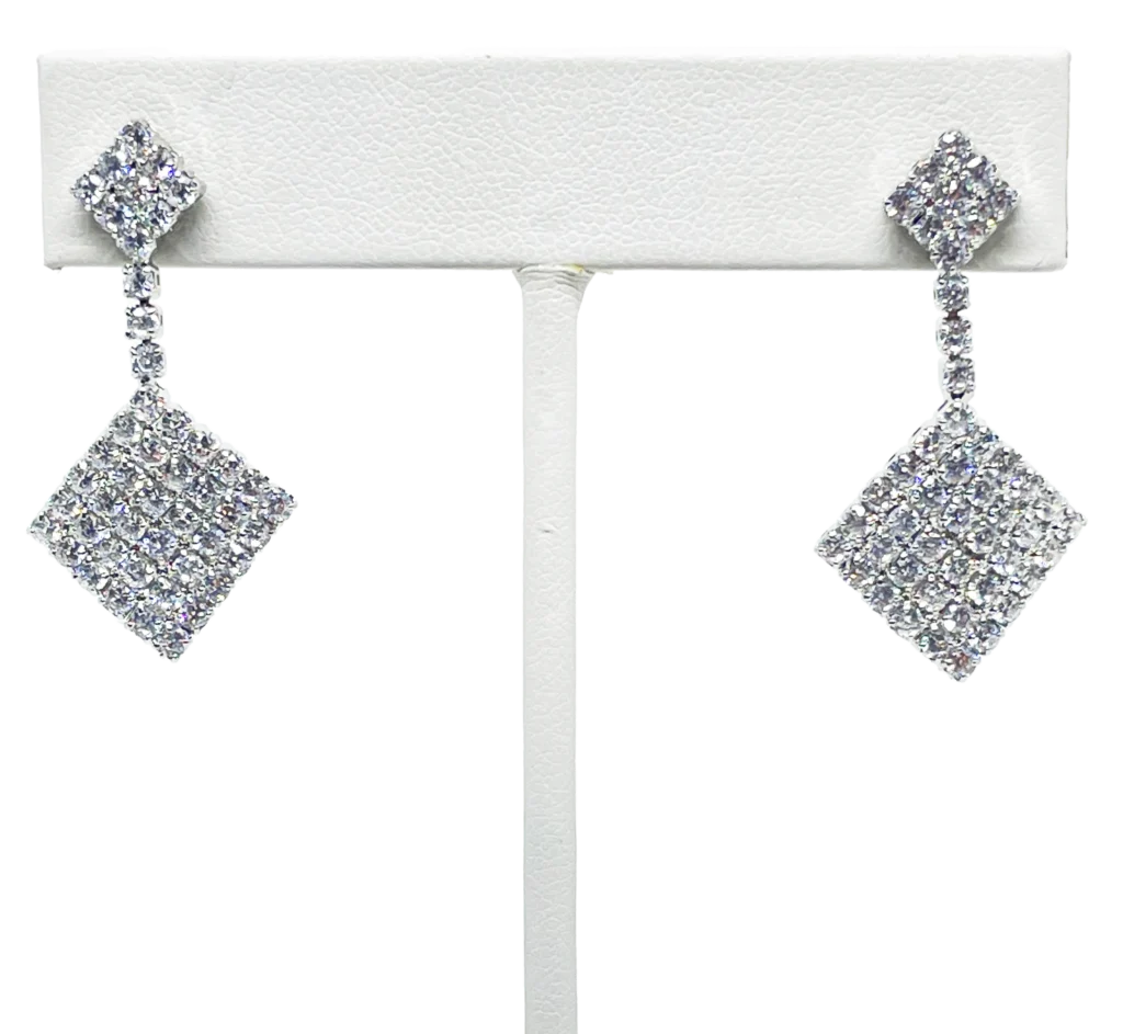 Aretes plateados de metal con brillantitos