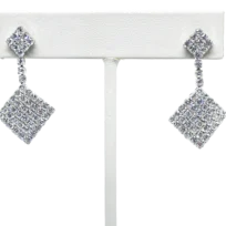 Aretes plateados de metal con brillantitos