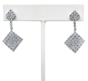 Aretes plateados de metal con brillantitos
