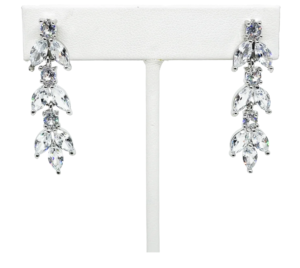 Aretes plateados de metal con brillantitos