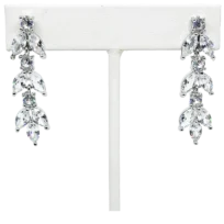 Aretes plateados de metal con brillantitos