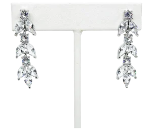 Aretes plateados de metal con brillantitos