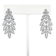 Aretes plateados de metal con brillantitos