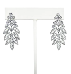Aretes plateados de metal con brillantitos