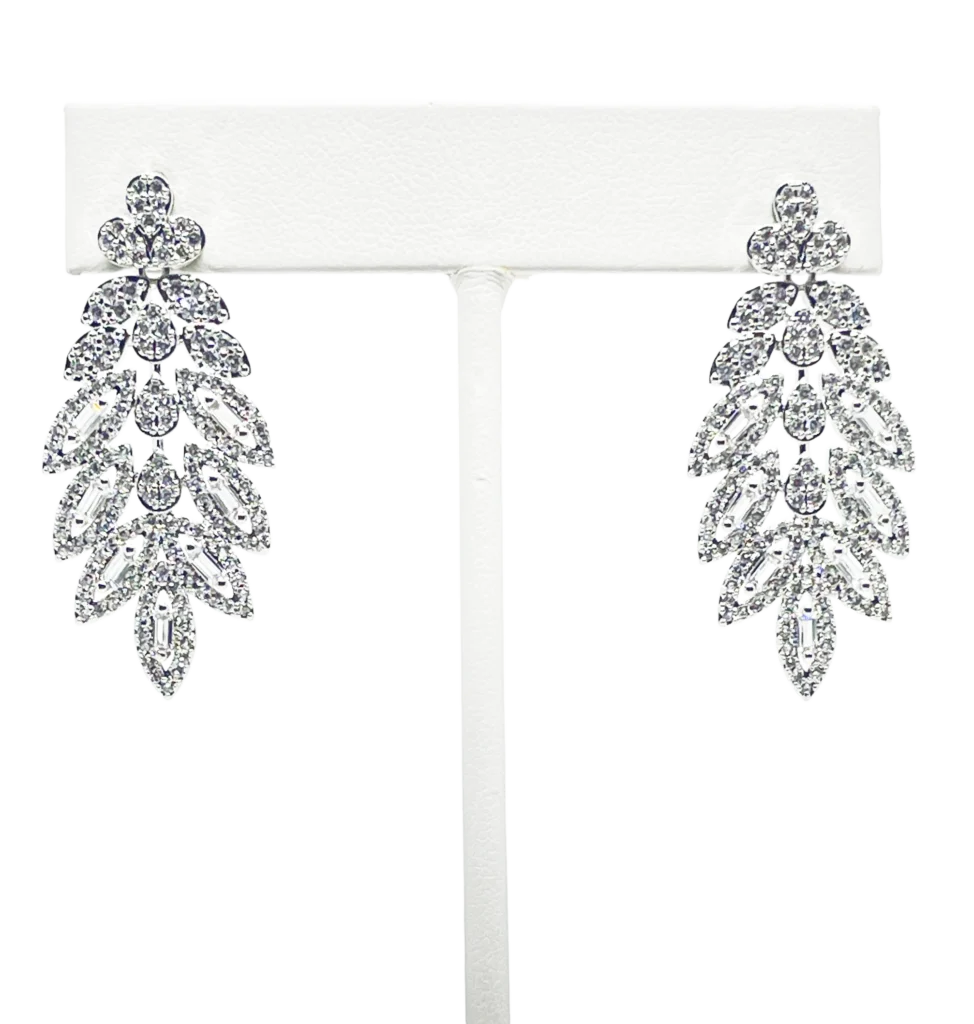 Aretes plateados de metal con brillantitos