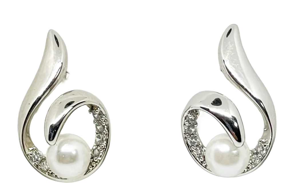 Aretes plateados de rodio con perla