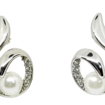 Aretes plateados de rodio con perla