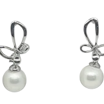 Aretes plateados de rodio con perla