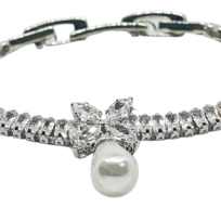 Pulsera plateada con brillantitos y perla