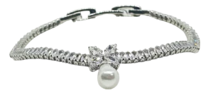 Pulsera plateada con brillantitos y perla