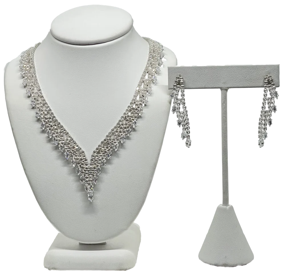 Rebajado-Set de collar y aretes plateado con brillantitos