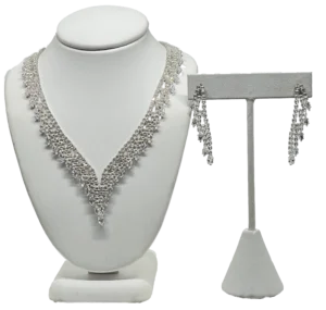 Rebajado-Set de collar y aretes plateado con brillantitos
