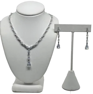 Set collar y aretes plateado con brillantitos