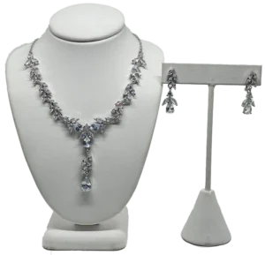 Set collar y aretes plateado con brillantitos