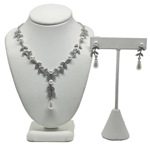 Set collar y aretes plateados con brillantitos y perlas
