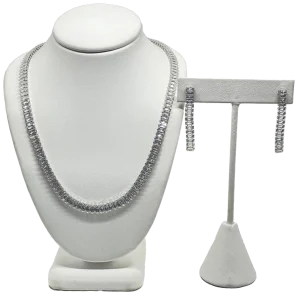 Set de collar y aretes plateado con brillantitos