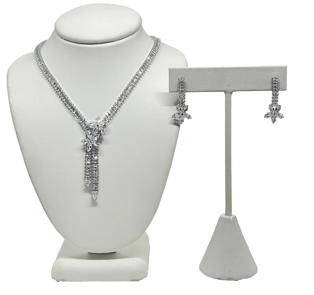 Set de collar y aretes plateado con brillantitos Set de collar y aretes plateado con brillantitos
